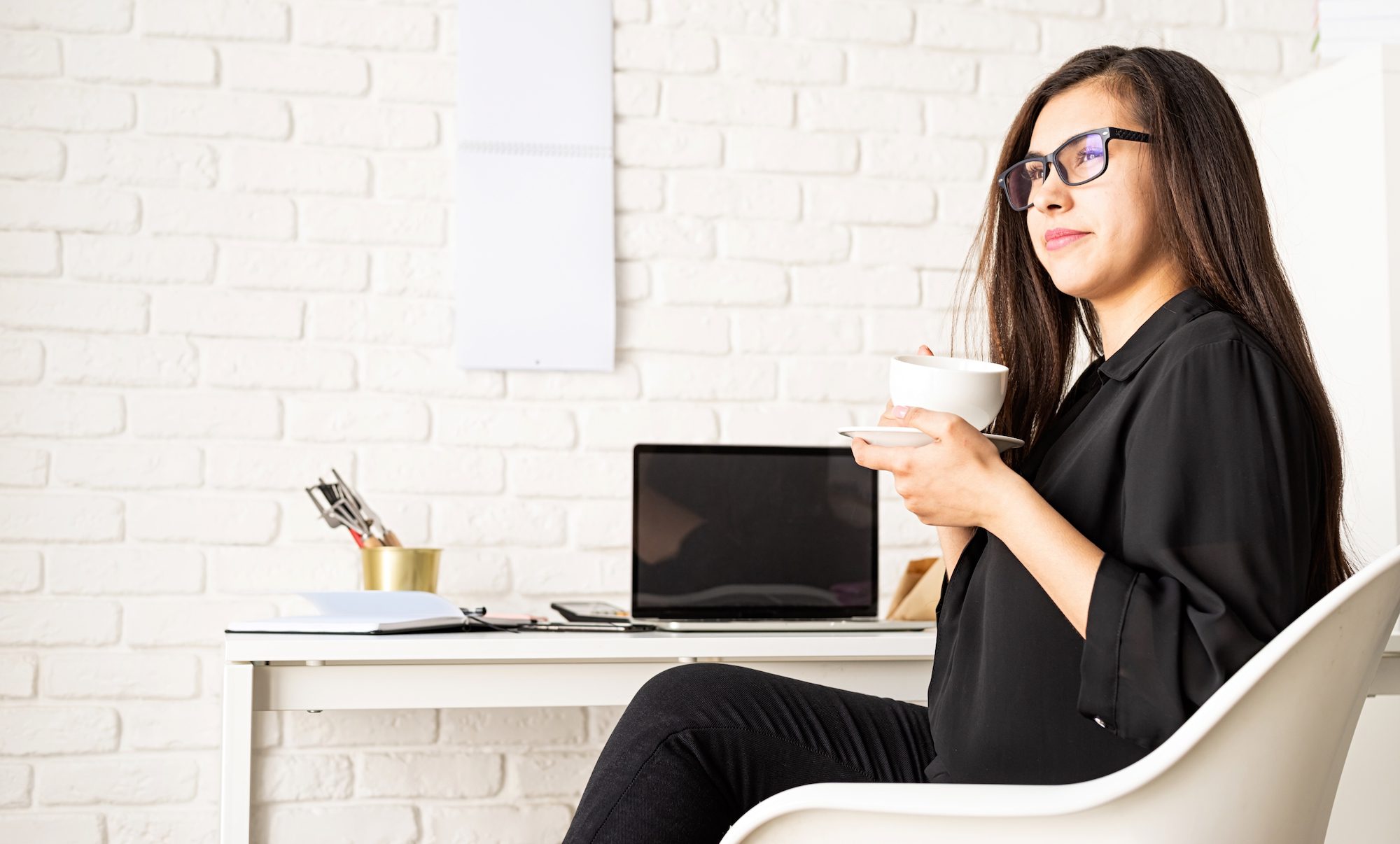 portrait-of-young-confident-brunette-business-woma-2021-12-01-18-03-36-utc